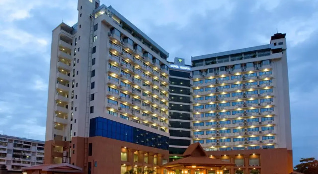 Кровать в общем номере Hotel Yangon