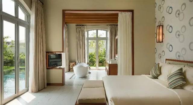 Люкс с видом на бассейн FLC Luxury Hotel Samson