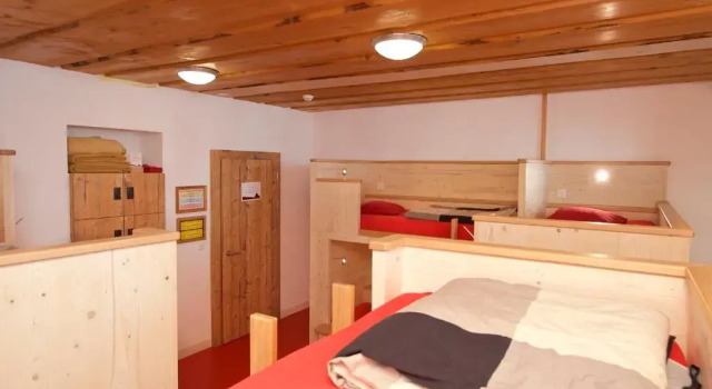 Кровать в общем номере (женский номер) Hotel Bahnhof