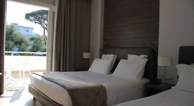 Трёхместный номер Standard с балконом и с видом на сад Hotel Marad