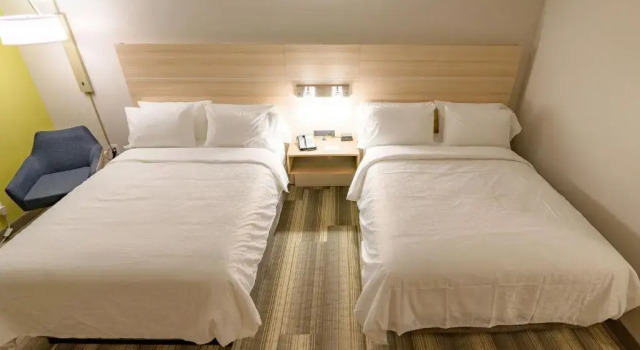 Четырёхместный люкс Holiday Inn Express & Suites Dayton East - Beavercreek by IHG