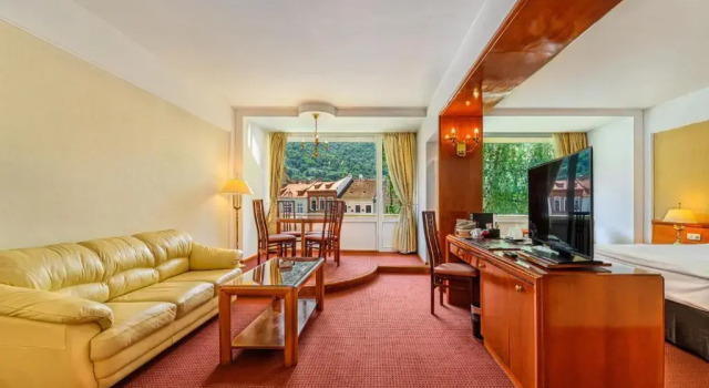 Полулюкс Hotel Aro Palace
