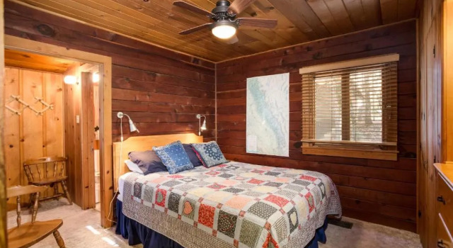 53 Creekside Cabin, Забронировать Отель Отели Mariposa County с парковкой, Парковка