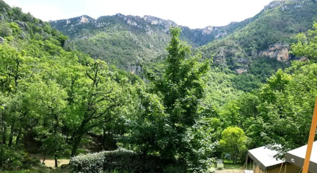 Тент с видом на горы Huttopia Gorges du Tarn