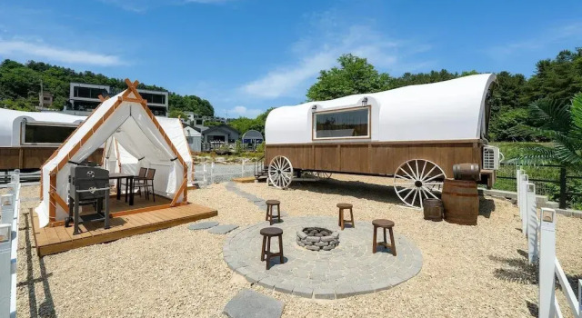 Тент c 1 комнатой Gapyeong JH PoolVilla & glamping