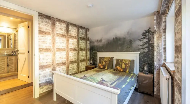 Forestside Escape Near Lake
