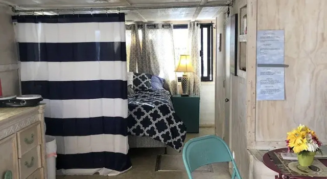 Коттедж c 1 комнатой с балконом Harbor Houseboat