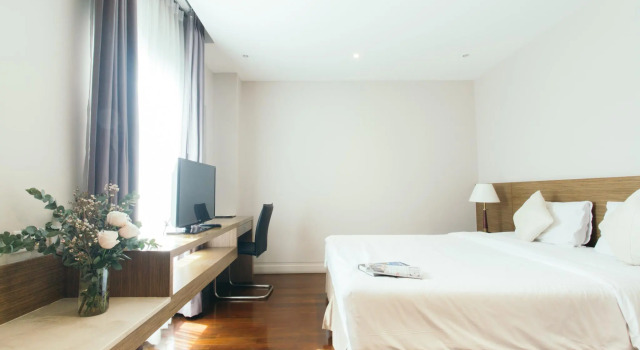 Кровать в общем номере Thomson Residence Hotel