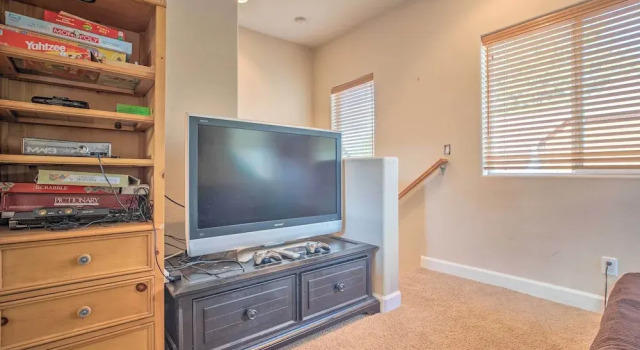 Mammoth Lakes Townhome - 10-min Walk to Village!