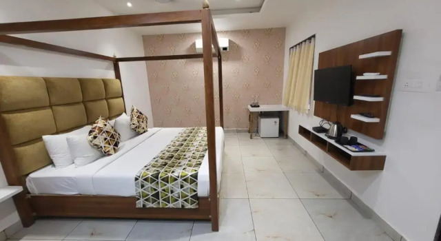 TGI Insignia Resort and Villas, Varaa Lomakeskus Hotellit New Delhi uima-altaalla, Uima-allas