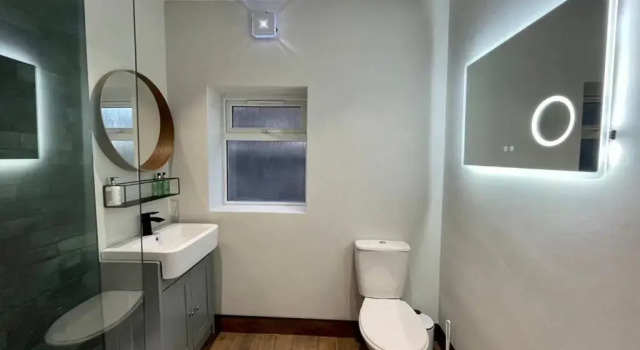 Modern Central Apartment + King Size Bed + Garden, Забронировать Апартаменты/квартира Отели Кардиффа с парковкой, рядом с Центр развлечений Parc All Weather Play, Парковка
