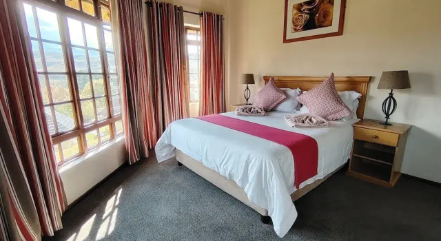 Gooderson Leisure Fairways Self Catering, Забронировать Отель Отели Дракенсберг-Гардена с бассейном, Бассейн