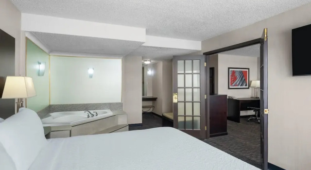 Двухместный номер Standard c 1 комнатой Ramada Plaza by Wyndham Regina Downtown