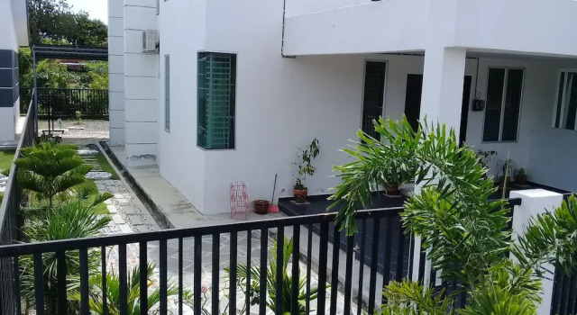Коттедж с 4 комнатами Homestay Ira Jaya - 4 Unit Rumah