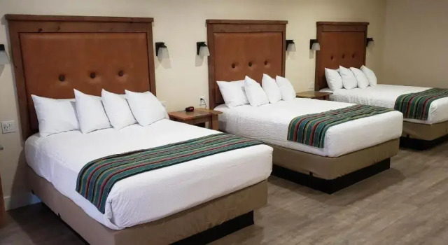 Трёхместный номер Deluxe Bluff Dwellings Resort