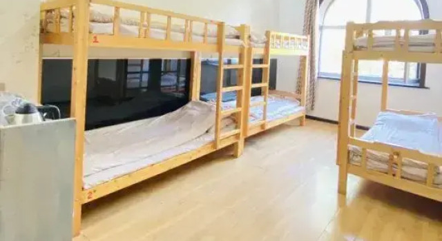 Кровать в общем номере (мужской номер) Yilu Xiangdong Youth Hostel