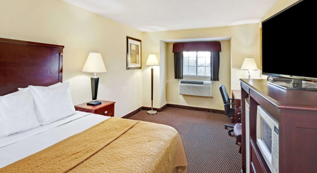 Ramada by Wyndham Kittery, Varaa Hotelli Hotellit New England uima-altaalla, Uima-allas