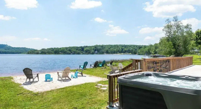 Коттедж The Lake Life by Avantstay Lakefront + View + Hot Tub