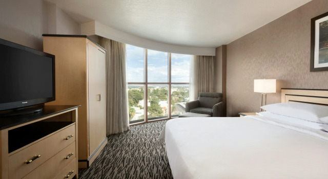 Embassy Suites by Hilton Convention Center Las Vegas, Забронировать Отель Отели Парадайз с бассейном, Бассейн
