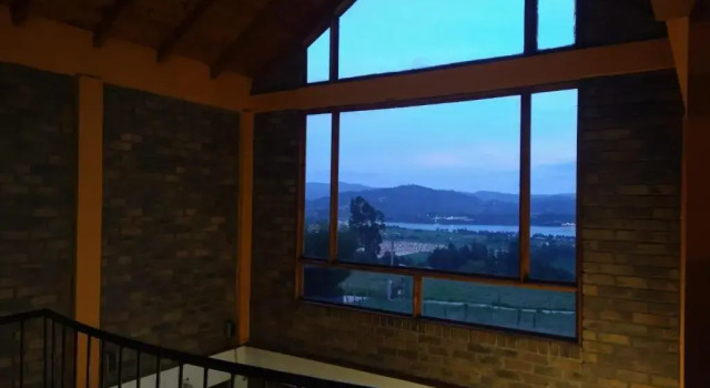Коттедж с балконом и с красивым видом из окна Casa De Los Colores