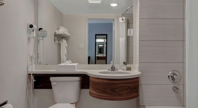 Четырёхместный номер Standard Цокольный этаж Days Inn by Wyndham Victoria Airport Sidney