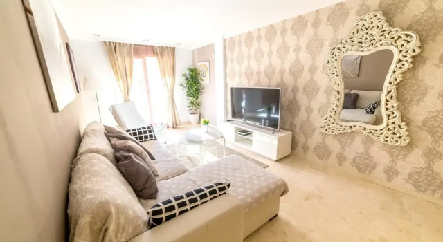 Apartment With 2 Bedrooms in Benalmádena, With Wonderful Mountain View, Забронировать Апартаменты/квартира Отели Бенальмадена с парковкой, рядом с Playa de Arroyo Hondo, Парковка