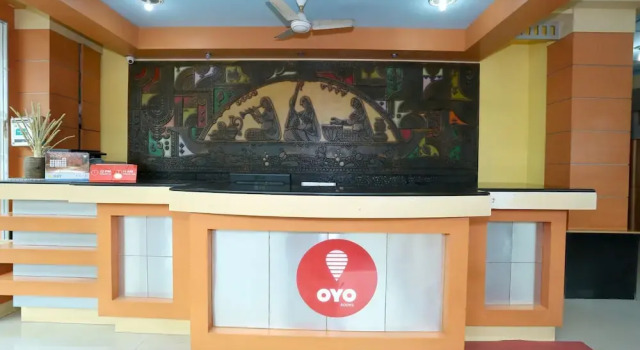OYO 14328 Hotel Rv Tower, Забронировать Отель Отели штата Кералы с парковкой, Парковка