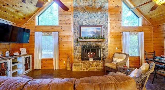 Okehi Pine Cabin With Wood Burning Fireplace and Outdoor Hot Tub by Redawning, Prenota Hotel Broken Bow Oklahoma