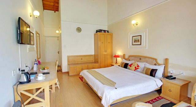 Номер Superior с балконом и с видом на озеро Neelesh Inn - Luxury Lake View Resort with Swimming Pool on Bhimtal Lake