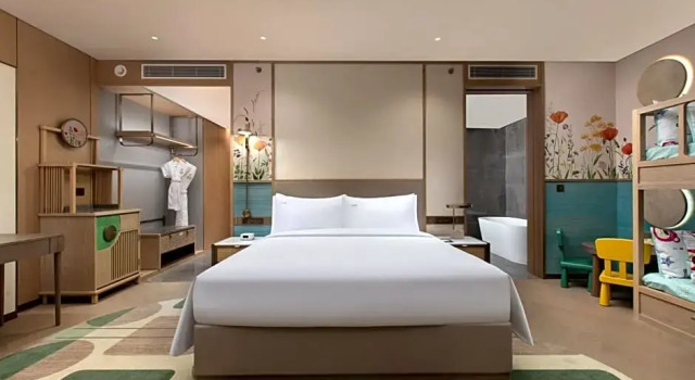 Четырёхместный номер Premium Holiday Inn Deqing Xinshi Ancient Town by IHG