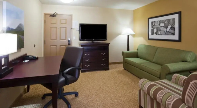 Четырёхместный номер Standard Country Inn & Suites by Radisson, Minot, ND