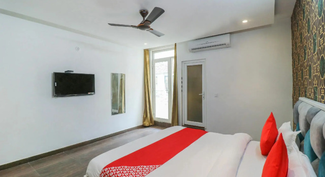 Люкс Standard OYO 70049 Hotel Royal Palace 2