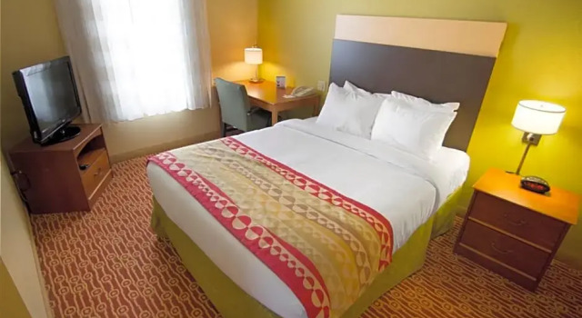 Четырёхместный люкс с 2 комнатами MainStay Suites Sterling near Dulles Town Center