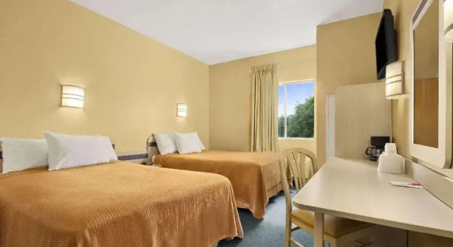 Четырёхместный номер Howard Johnson by Wyndham Tifton GA I-75