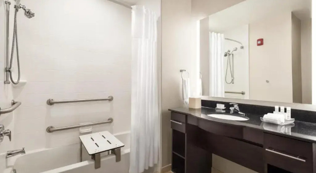 Четырёхместный номер Standard с 2 комнатами Homewood Suites Fort Wayne