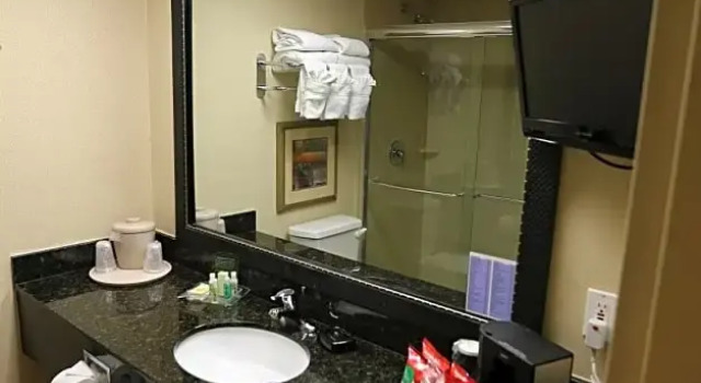 Номер Deluxe Ramada by Wyndham Midtown Grand Island