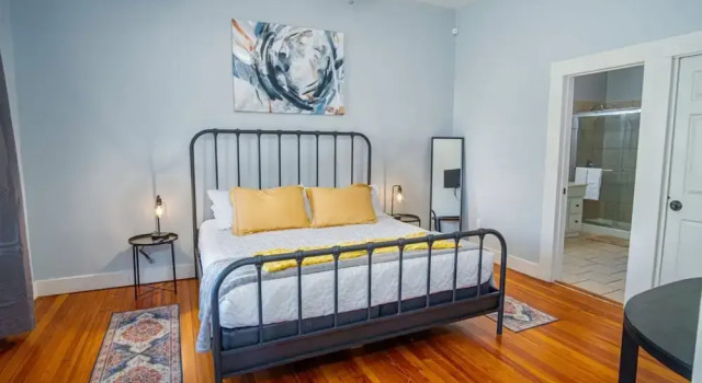 Stunning 3BR 2BA Haven in Downtown s Heart, Забронировать Дом для отпуска Коттеджи Сан-Антонио, рядом с Миссия Аламо в Сан-Антонио, Коттедж