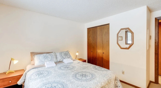 33sw - Wifi - Fireplace - Amenities - Sleeps 4 1 Bedroom Home by RedAwning, Buchen Sie Ferienwohnung Hotels in Glacier mit Parkplatz, Parkplätze