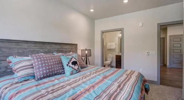 Апартаменты Luxury с 3 комнатами с балконом Clearwater Lofts Luxury 1 Bed Condo Near Lakeside Village