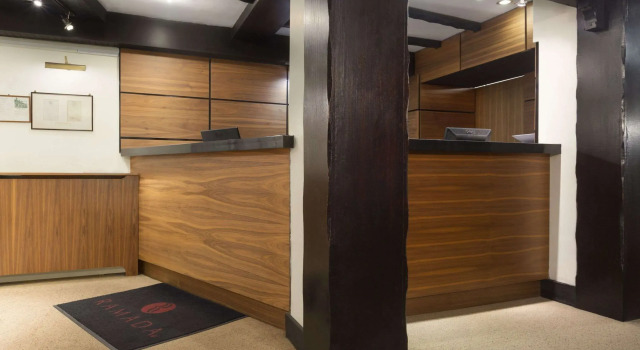 Ramada by Wyndham Crawley Gatwick, Забронировать Отель Отели Исторического графства Суссекса с парковкой, Парковка