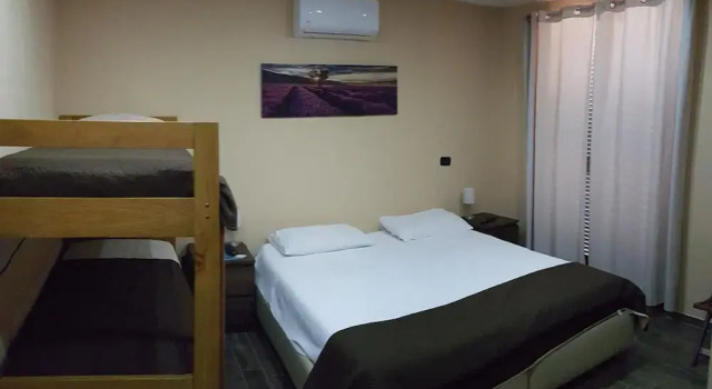 Alfa Due Mr.A, Book Bed and Breakfast Hoteller i Forchia med parkering, Parkering