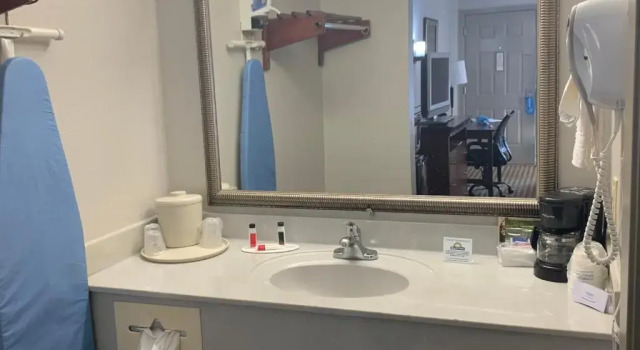 Номер Standard Days Inn by Wyndham Ocean Springs