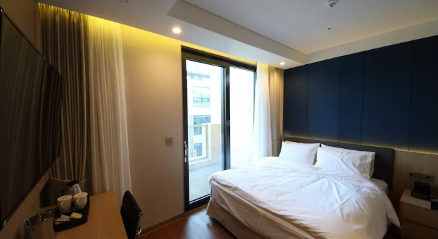 Двухместный номер Superior с балконом Benikea The H Hotel