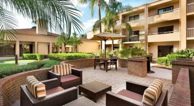 Кровать в общем номере Отель Courtyard by Marriott Fort Myers Cape Coral