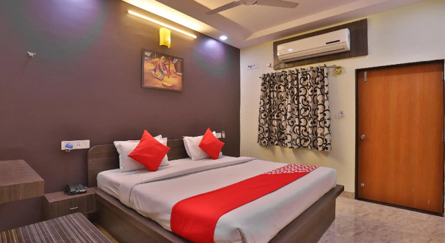 OYO Flagship 28024 Hotel Royal Palace, Rezerwuj Hotel Hotele w Bhuj z parkingiem, Parking