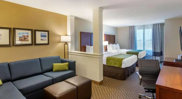 Четырёхместный люкс Comfort Inn & Suites Logan Near University