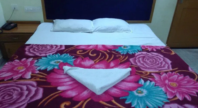 Iroomz Krishna Grand Inn