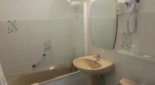 Трёхместный номер Standard Brit Hotel Confort Dijon Sud