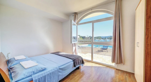 Amazing Home in Divulje With Wifi and 8 Bedrooms, Reserva ahora Apartamento Divulje Condado de Split - Dalmacia