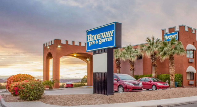 Rodeway Inn & Suites Lake Havasu City, Забронировать Отель Отели Лейк-Хавасу-Сити с завтраком, рядом с Пляж Виндзор, Завтраки